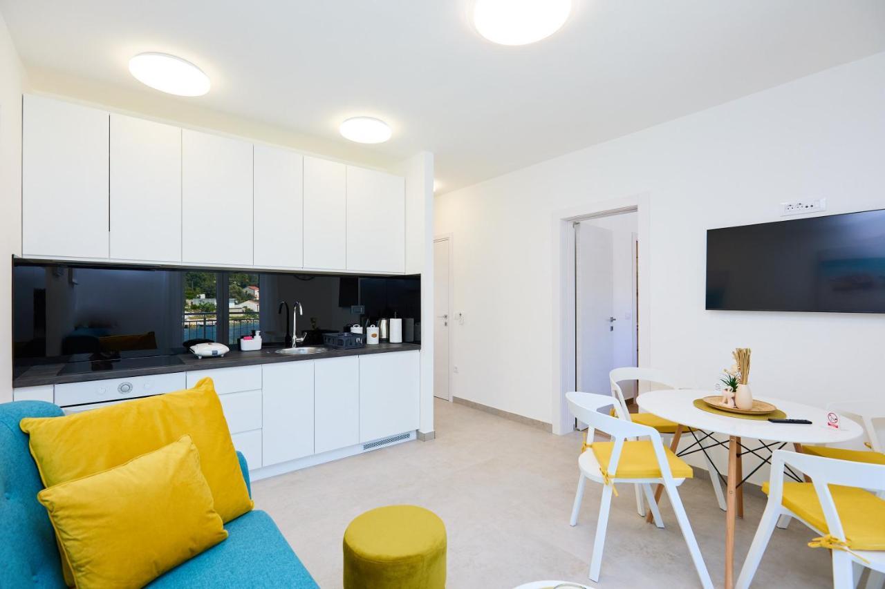 Lantern Apartment *